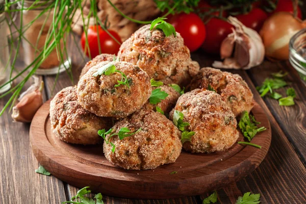 Stack Med Bakade Köttbullar Hackbräda Med Persilja — Stockfoto