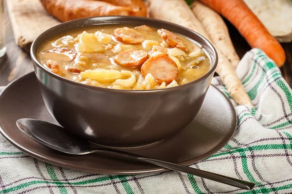 Sopa Ervilha Tradicional Polonesa Dividida Com Salsicha Bacon Batatas Tigela — Fotografia de Stock