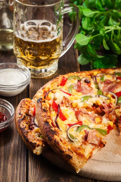 Zelfgemaakte Pizza Met Spek Paprika Maïs Geserveerd Een Houten Plank — Stockfoto