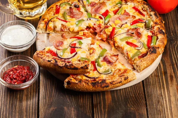 Pizza Caseira Com Bacon Páprica Milho Servida Uma Tábua Madeira — Fotografia de Stock