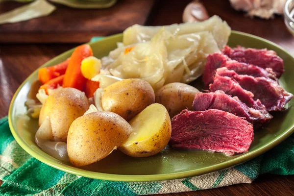 Tuzlanmış Biftek Patates Havuç Patrick Günü Ile Lahana — Stok fotoğraf