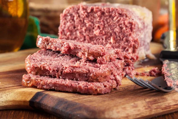 Köstliche Scheiben Corned Beef Auf Schneidebrett — Stockfoto