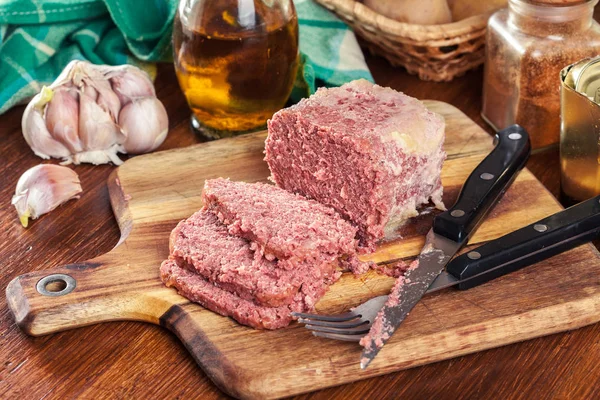 Delicious Sliced Corned Beef Cutting Board — Stock Photo, Image