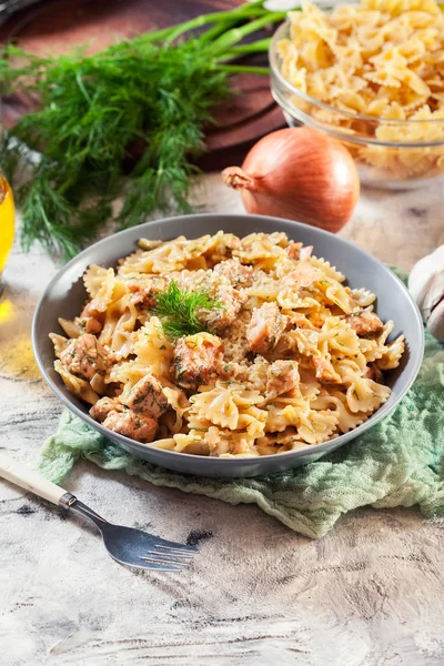 Cremige Farfalle-Pasta mit Lachs, Parmesan und Dill — Stockfoto