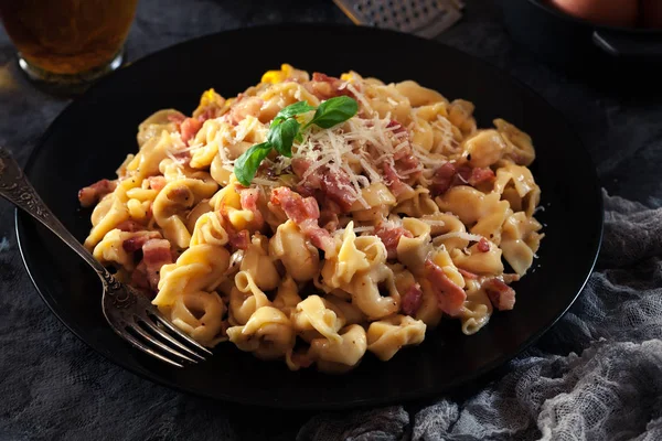 Tortellini Freschi Con Salsa Alla Carbonara Fatta Casa Parmigiano Cucina — Foto Stock
