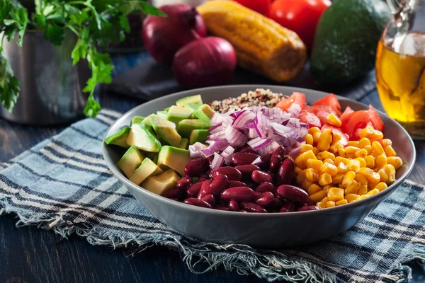 Mexicaanse Salade Met Quinoa Rode Bonen Avocado Maïs Tomaten — Stockfoto