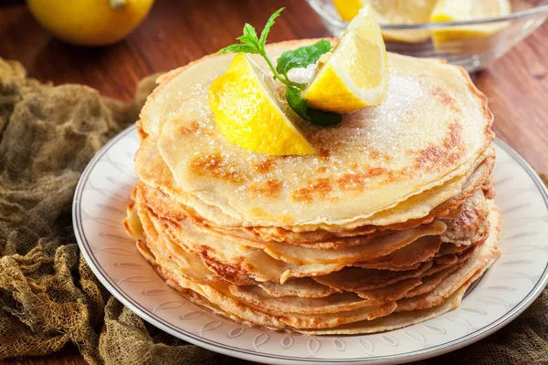 Britiske Pandekager Med Citron Sukker Traditionel Shrove Tirsdag - Stock-foto