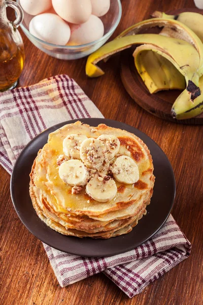 Thin pancakes with banana, walnuts and honey — Stock Photo, Image