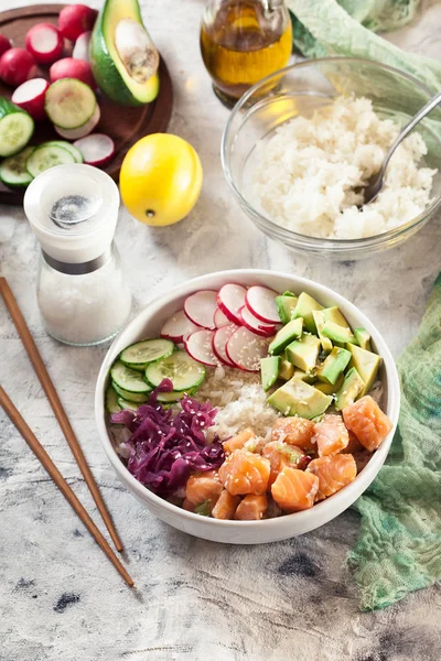 Porren Bowl Traditionele Hawaïaanse Rauwe Vissalade Met Rijst Avocado Komkommer — Stockfoto