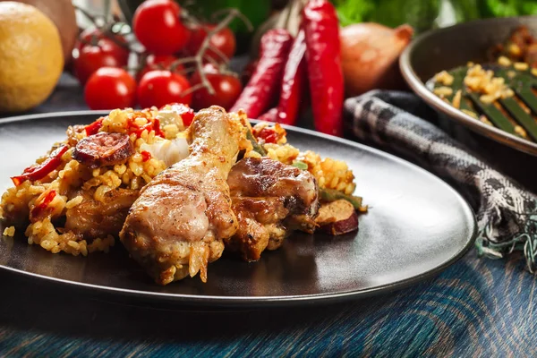 Traditionele Paella Met Kip Benen Worst Chorizo Groenten Geserveerd Zwarte — Stockfoto