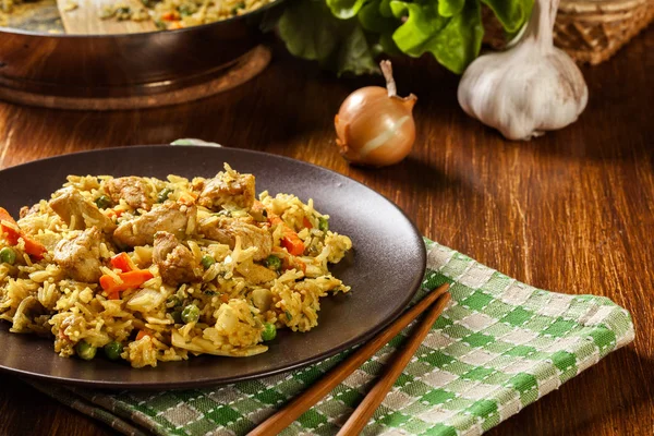 フライド チキンと皿の上の野菜と米ナシゴレン インドネシア料理 — ストック写真