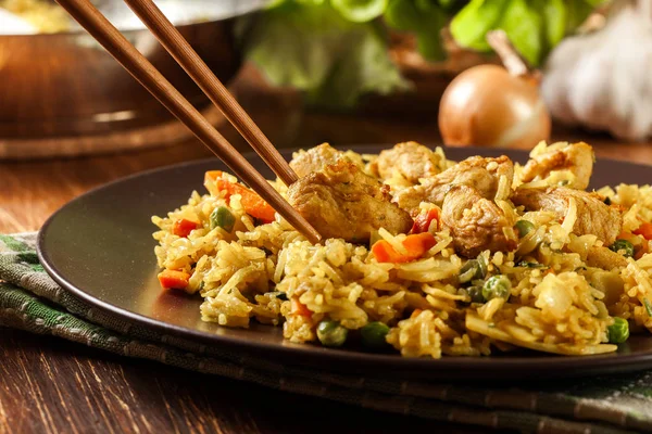 Stekt Ris Nasi Goreng Med Kyckling Och Grönsaker Tallrik Indonesiska — Stockfoto