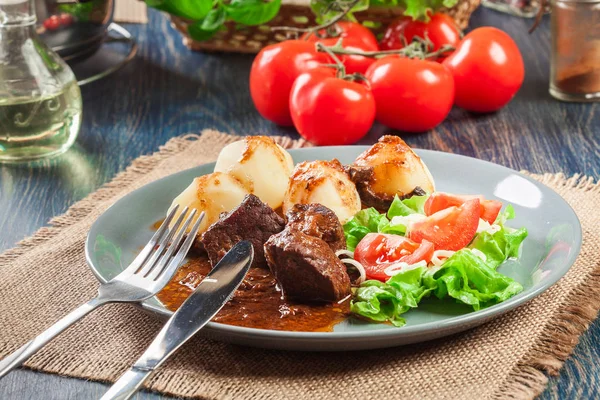 Estofado Carne Cerdo Servido Con Papas Ensalada Verduras Plato Vista —  Fotos de Stock