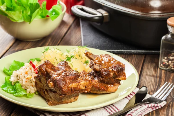 Varkensvlees Spareribs Geserveerd Met Geprakte Aardappelen Saus Klaar Voor Eten — Stockfoto