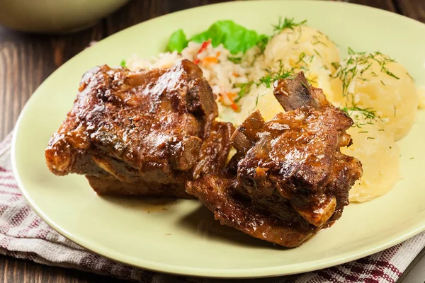 Varkensvlees Spareribs Geserveerd Met Geprakte Aardappelen Saus Klaar Voor Eten — Stockfoto