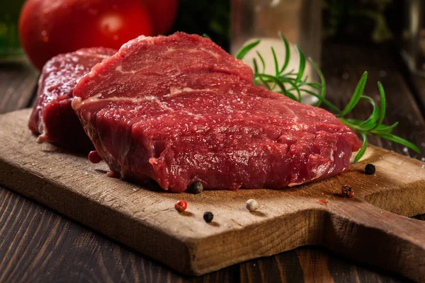 Νωπό Ωμό Μοσχαρίσιο Φιλέτο Sirloin Δενδρολίβανο Στο Ξύλο Κοπής — Φωτογραφία Αρχείου