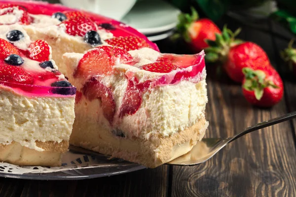 Cheesecake Căpșuni Afine Jeleu Farfurie — Fotografie, imagine de stoc