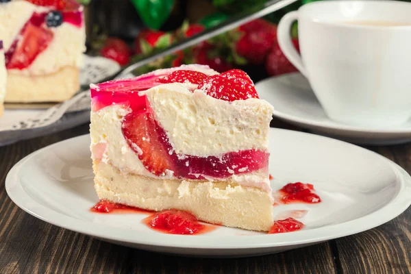 Porzione Cheesecake Con Fragole Mirtillo Gelatina Piatto — Foto Stock