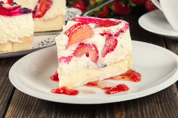 Porzione Cheesecake Con Fragole Mirtillo Gelatina Piatto — Foto Stock