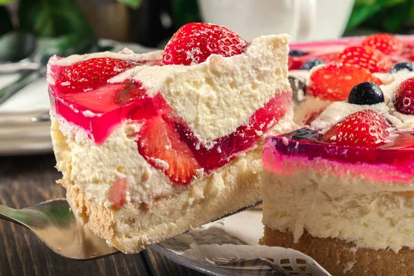Cheesecake Căpșuni Afine Jeleu Farfurie — Fotografie, imagine de stoc