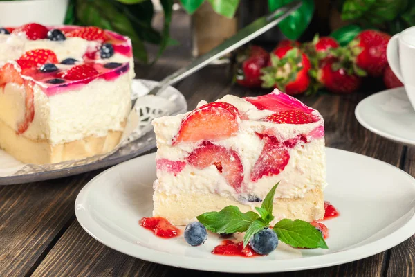 Porzione Cheesecake Con Fragole Mirtillo Gelatina Piatto — Foto Stock