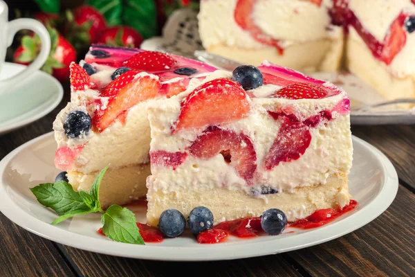 Bolo de queijo com morangos, mirtilo e geléia — Fotografia de Stock