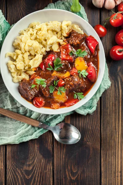 Traditionele Hongaarse Beef Goulash Serwed Met Galuska Noedels — Stockfoto