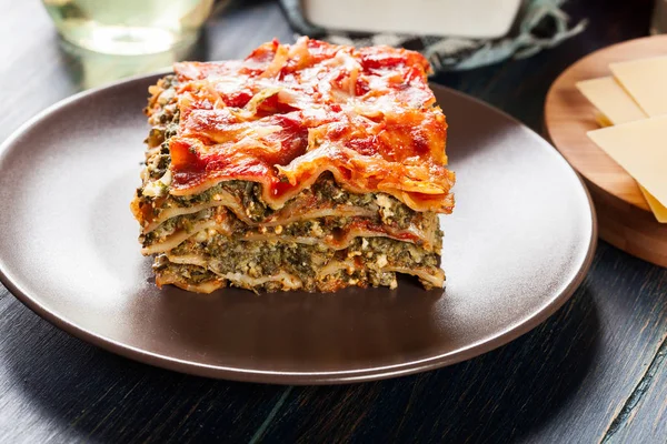 Kousek Chutných Horkých Lasagní Špenátem Talíři Italská Kuchyně — Stock fotografie