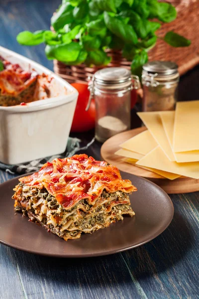 Pezzo Gustose Lasagne Calde Con Spinaci Piatto Cucina Italiana — Foto Stock