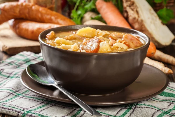 Sopa Ervilha Tradicional Polonesa Dividida Com Salsicha Bacon Batatas Tigela — Fotografia de Stock