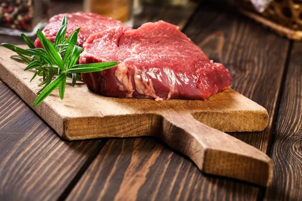 Färskt Rått Biff Sirloin Med Rosmarin Skärbrädan — Stockfoto