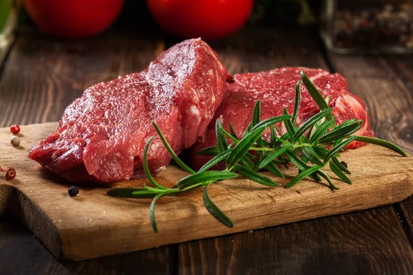 Filetto Manzo Crudo Fresco Con Rosmarino Sul Tagliere — Foto Stock