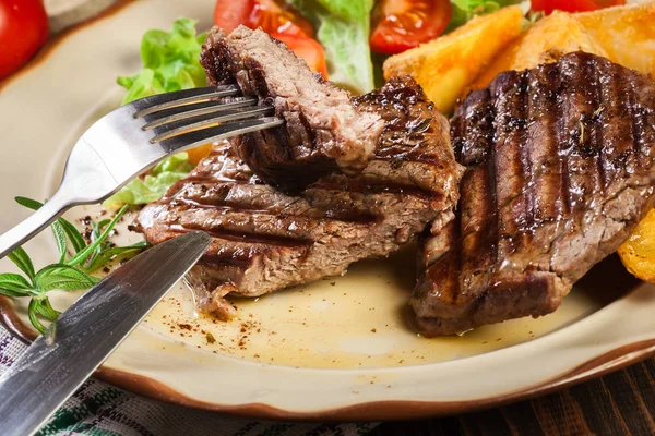 Sukkulente Portionen Gegrilltes Filet Mignon Serviert Mit Bratkartoffeln Auf Einem — Stockfoto