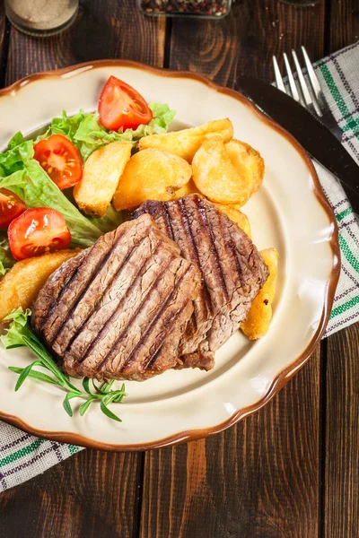 Porciones Suculentas Filete Parrilla Mignon Servido Con Papas Horno Plato —  Fotos de Stock