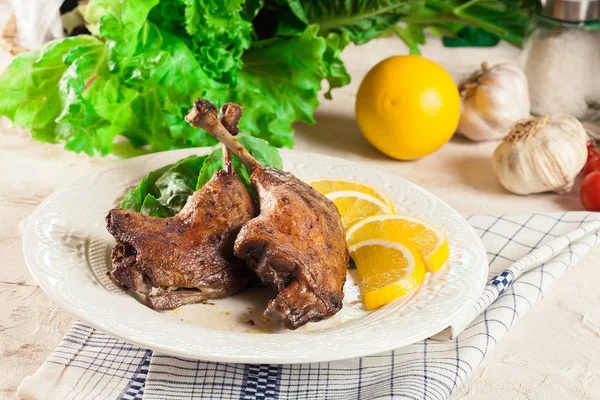 Patas Pato Confitadas Con Naranja Ensalada Plato Blanco —  Fotos de Stock