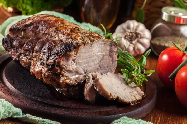 Gebratene Schweinelende Mit Kräutern Auf Schneidebrett — Stockfoto