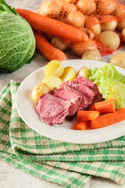 Carne Enlatada Repolho Com Batatas Cenouras Dia São Patrício — Fotografia de Stock