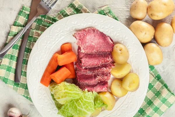 Tuzlanmış Biftek Patates Havuç Patrick Günü Ile Lahana — Stok fotoğraf