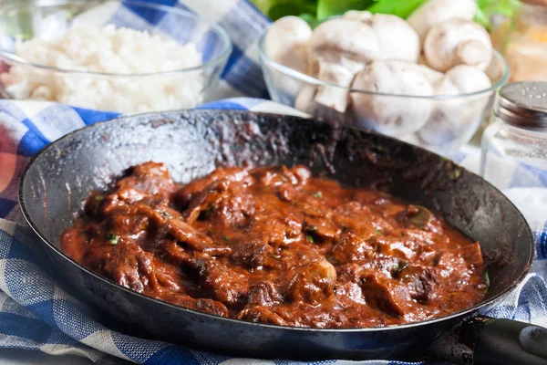 Stroganoff Carne Vaca Com Cogumelos Uma Panela Ato Fritar — Fotografia de Stock