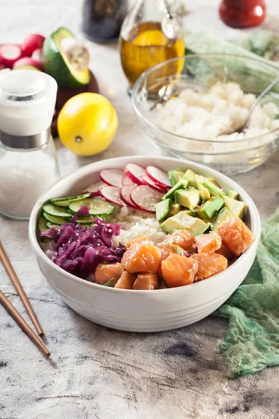 Poke Skål Traditionella Hawaiianska Fisk Sallad Med Ris Avocado Gurka — Stockfoto