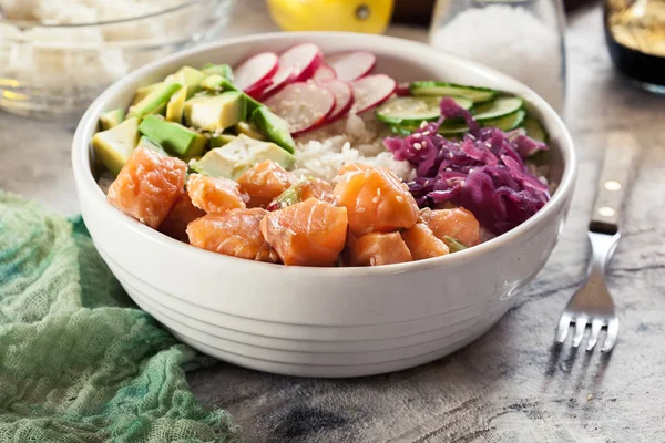 Poke Bowl Ensalada Tradicional Pescado Crudo Hawaiano Con Arroz Aguacate —  Fotos de Stock