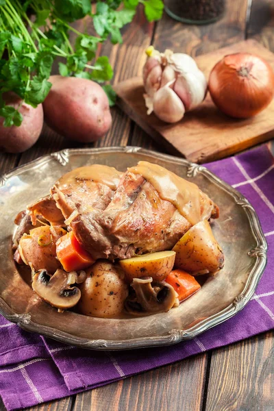 Jambes Lapin Cuites Avec Légumes Dans Une Assiette — Photo