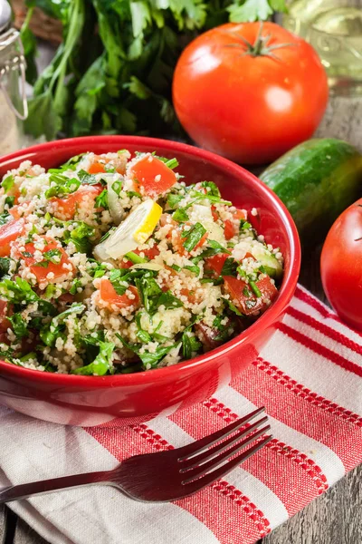 Tabbouleh Salade Met Couscous Rode Kom Rustieke Tafel — Stockfoto