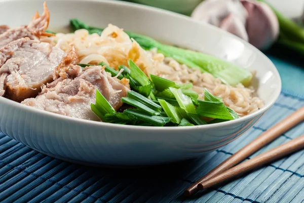 传统日本面条汤配猪肉 大葱和白白菜 — 图库照片