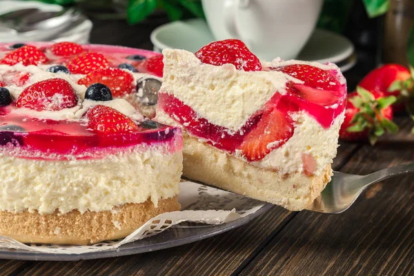 Cheesecake con fragole, mirtilli e gelatina — Foto Stock