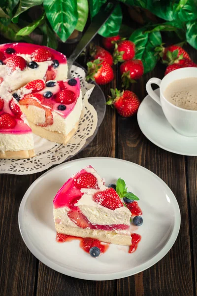 Tarta de queso con fresas, arándanos y jalea — Foto de Stock