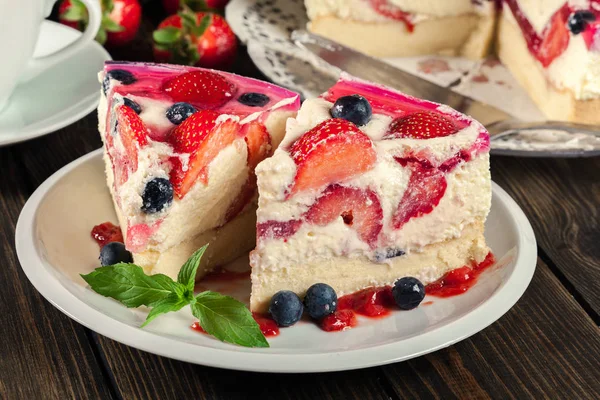 Cheesecake con fragole, mirtilli e gelatina — Foto Stock