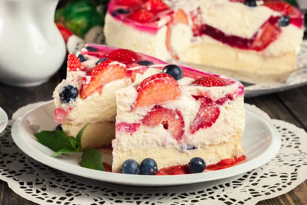 芝士蛋糕配草莓, 蓝莓和果冻 — 图库照片