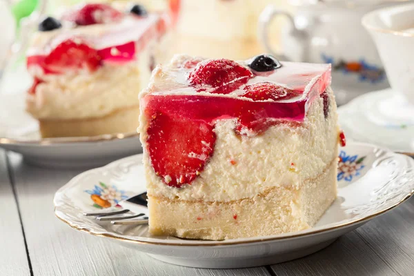 Tarta de queso con fresas, arándanos y jalea — Foto de Stock