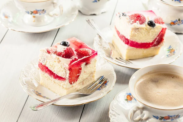 Tarta de queso con fresas, arándanos y jalea — Foto de Stock